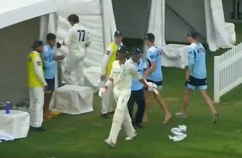 86ല്‍ നില്‍ക്കെ ക്യാപ്റ്റന്‍ ഡിക്ലയര്‍ ചെയ്തു, ആദ്യ ഫസ്റ്റ് ക്ലാസ് സെഞ്ചുറി നഷ്ടം; ബാറ്റ് വലിച്ചെറിഞ്ഞ് സ്റ്റാര്‍ക്ക് 