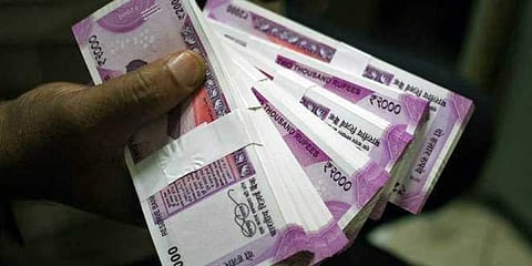 രാവിലെ എഴുന്നേറ്റപ്പോള്‍ വീടിന്റെ മേല്‍ക്കൂരയില്‍ അജ്ഞാതമായ രണ്ട് ബാഗുകള്‍; തുറന്നപ്പോള്‍ നിറയെ നോട്ടുകെട്ടുകള്‍; ഒടുവില്‍ ട്വിസ്റ്റ്