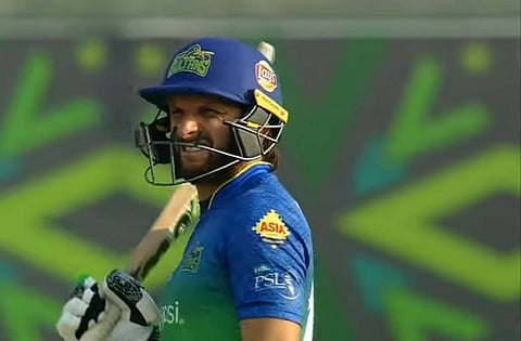 അപകടം വിളിച്ച് വരുത്തുന്ന ഹെൽമറ്റുമായി അഫ്രീദി ക്രീസിൽ; വിമർശനം