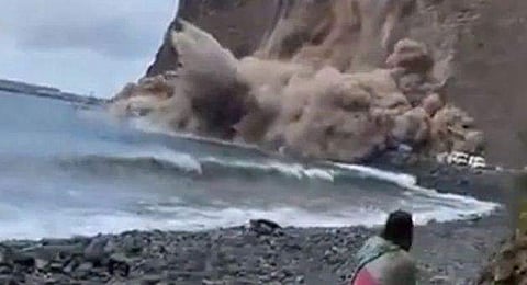 മലയിടിഞ്ഞ് കടലിലേക്ക്, മുറവിളി കൂട്ടി സഞ്ചാരികള്‍ (വീഡിയോ)