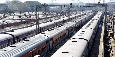 ട്രെയിനിന് മുകളില്‍ കയറി സെല്‍ഫി; 25,000 വോള്‍ട്ടിന്റെ ലൈനില്‍ നിന്ന് ഷോക്കേറ്റ് പതിനഞ്ചുകാരന്‍ മരിച്ചു