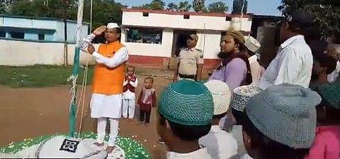 'മര്യാദയ്ക്ക് ദേശീയ ഗാനം പോലും ചൊല്ലാന്‍ അറിയാത്ത വിദ്യാഭ്യാസ മന്ത്രി; നിതീഷ് കുമാര്‍ജി നാണം കുറച്ചെങ്കിലും അവശേഷിക്കുന്നുണ്ടോ'- (വീഡിയോ)