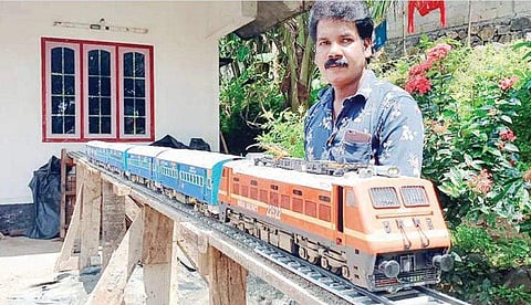 വീട്ടുമുറ്റത്ത് 'ശബരി എക്‌സ്പ്രസ്'; പതിനഞ്ചടി നീളം, വിസ്മയത്തോടെ നാട്ടുകാര്‍ 