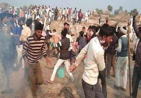 ശ്മശാനത്തില്‍ കൂട്ടത്തല്ല്, ഭാര്യയുടെയും ഭര്‍ത്താവിന്റെയും വീട്ടുകാര്‍ ഏറ്റുമുട്ടി; ചിതയിലെ വിറക് കൊള്ളികള്‍ കൊണ്ട് ആക്രമണം, കേസ് 