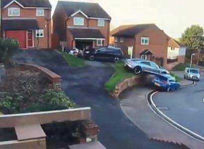 കയറ്റത്തില്‍ പോര്‍ഷെ നിന്നു; മുന്നോട്ടെടുത്ത കാര്‍ നിയന്ത്രണം വിട്ട് പതിച്ചത് മറ്റൊരു കാറിന്റെ മുകളില്‍ (വീഡിയോ)