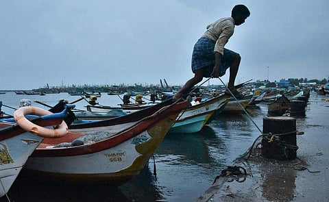 'നിവാര്‍' ചുഴലിക്കാറ്റ് അതിശക്തമായി തീരത്തേക്ക് ; തമിഴ്‌നാട്ടില്‍ കനത്ത മഴ ; നിരവധി ട്രെയിനുകള്‍ റദ്ദാക്കി; കല്‍പ്പാക്കത്ത് മുന്നറിയിപ്പ് 