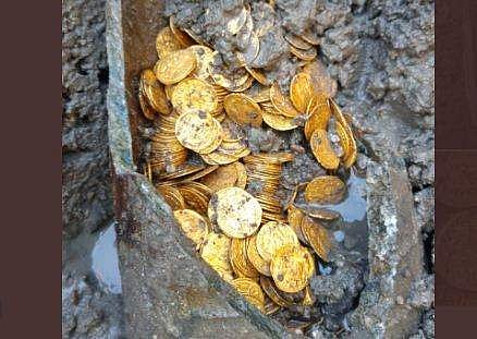 തിയറ്റര്‍ പുതുക്കിപ്പണിയാന്‍ മണ്ണെടുത്തു, കണ്ടെടുത്തത് ഒരു മണ്‍പാത്രം നിറയെ 'സ്വര്‍ണ നിധി'; ഒളിച്ചിരിക്കുന്ന അപൂര്‍വ്വ വസ്തുക്കള്‍ തേടി ഗവേഷകര്‍ (ചിത്രങ്ങള്‍)