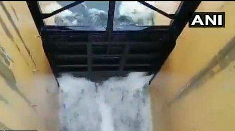 ചെമ്പരപ്പാക്കം തടാകം നിറഞ്ഞു, ഷട്ടര്‍ തുറന്നു; ചെന്നൈ നഗരത്തില്‍ ആശങ്ക (വീഡിയോ)