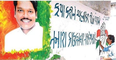 'ഗുജറാത്ത്' ആയി ആലപ്പുഴ ; വോട്ടര്‍മാരെ 'പാട്ടിലാക്കാന്‍' ചുമരെഴുത്ത്