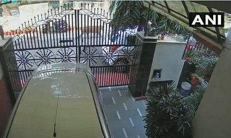 നഗരത്തിലെ ജനവാസകേന്ദ്രത്തില്‍ പുലി, വീടിന്റെ മുന്നിലൂടെ നടന്നുനീങ്ങി; ഭീതിയില്‍ നാട്ടുകാര്‍ (വീഡിയോ)