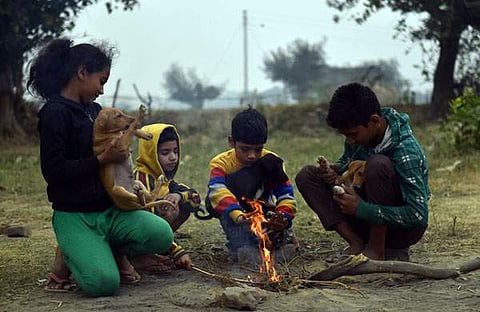 ദേശീയ തലസ്ഥാന പ്രദേശമായ ഘാസിയാബാദില്‍ തണുപ്പിനെ പ്രതിരോധിക്കാന്‍ ശ്രമിക്കുന്ന കുട്ടികള്‍/പിടിഐ
