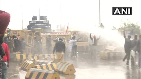 ബാരിക്കേഡുകള്‍ പുഴയിലെറിഞ്ഞു ;  ഡല്‍ഹി ചലോ മാര്‍ച്ചില്‍ സംഘര്‍ഷം;  ജലപീരങ്കി, കണ്ണീര്‍വാതക പ്രയോഗം ( വീഡിയോ)