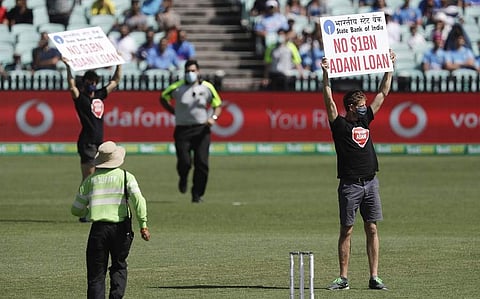 'അദാനിക്ക് ലോൺ കൊടുക്കരുത്'; ഇന്ത്യ ഓസിസ് മത്സരത്തിനിടെ പ്രതിഷേധം, ​ഗ്രൗണ്ടിലിറങ്ങി യുവാക്കൾ