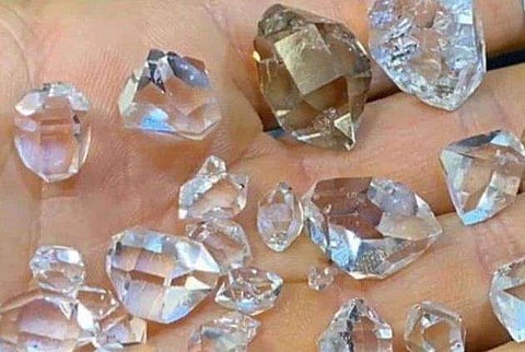 ഒരു പ്രദേശം നിറയെ വിലപിടിപ്പുള്ള വജ്രം; വാരിപ്പെറുക്കി നാട്ടുകാര്‍