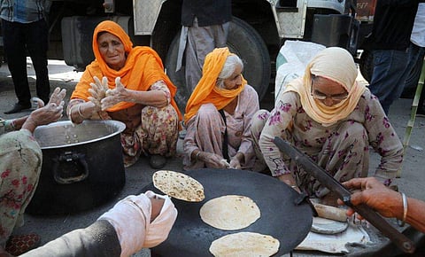 കര്‍ഷകര്‍ ഭക്ഷണം പാചകം ചെയ്യുന്നു/ ചിത്രം: പിടിഐ