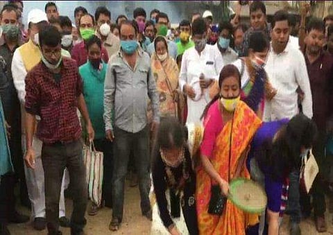 'ബിജെപിയുടെ വൈറസ് വീണ ഭൂമി മോചിപ്പിക്കണം',  ചാണകം തളിച്ച് ശൂചീകരിച്ച് തൃണമൂൽ കോൺഗ്രസ്  