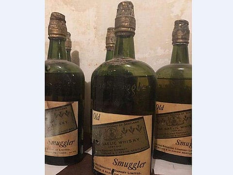 വീട് പൊളിച്ചപ്പോൾ ദമ്പതികൾ അമ്പരന്നു; ചുവരിനുള്ളിൽ നിന്ന് കിട്ടിയത് 100 വർഷം പഴക്കമുള്ള മദ്യക്കുപ്പികൾ! (വീഡിയോ)