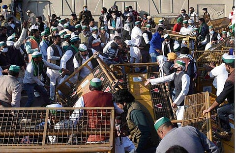 അതിര്‍ത്തികളില്‍ തമ്പടിക്കാന്‍ കര്‍ഷകര്‍; 'യുപി ഗേറ്റില്‍' സംഘര്‍ഷം (വീഡിയോ)