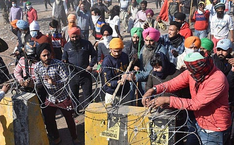 അണയാത്ത പ്രതിഷേധം; പിൻമാറാതെ കർഷകർ; ഡൽഹി ചലോ മാർച്ച് മൂന്നാം ദിനത്തിലേക്ക്