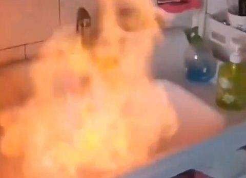 കത്തുന്ന തീ അണയ്ക്കാനാണ് ജലം; എന്നാല്‍ വെള്ളം തന്നെ തീയായി മാറിയാലോ! അമ്പരപ്പിക്കുന്ന വീഡിയോ