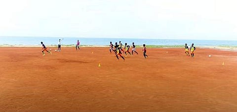 കടലോളം ആവേശം; ഈ ഫുട്‌ബോള്‍ പാട്ട് സോഷ്യല്‍ മീഡിയയില്‍ ഹിറ്റ് (വീഡിയോ)