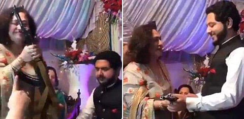 വിവാഹ വിരുന്നില്‍ വരനെ ഞെട്ടിച്ച് അമ്മായിയമ്മ; മരുമകന് സമ്മാനം എകെ 47 (വീഡിയോ)