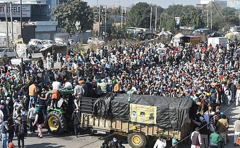 പൊലീസിനെ വളഞ്ഞ് കര്‍ഷകര്‍; ഡല്‍ഹിയിലേക്കുള്ള അഞ്ച് റോഡുകളും അടയ്ക്കുമെന്ന് പ്രഖ്യാപനം, പിന്നോട്ടില്ലെന്ന് മുന്നറിയിപ്പ്