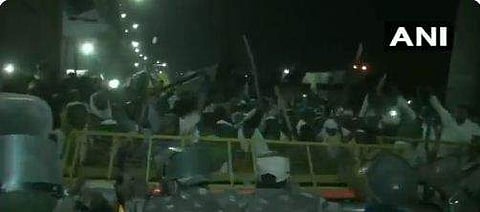 ശാന്തമാകാതെ 'യു പി ഗേറ്റ്'; രാത്രിയിലും സംഘര്‍ഷം (വീഡിയോ)