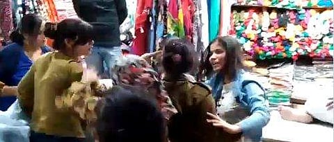 'ആന്റി' എന്ന് വിളിച്ചത് ഇഷ്ടപ്പെട്ടില്ല; പെണ്‍കുട്ടിയെ ക്രൂരമായി മര്‍ദിച്ച് യുവതി (വീഡിയോ)