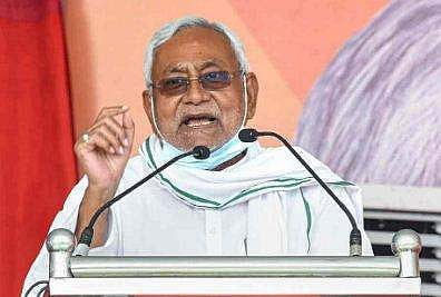 തെരഞ്ഞെടുപ്പ് റാലിക്കിടെ നിതീഷ് കുമാറിന് നേരെ സവാളയേറ്; ഇഷ്ടിക കഷ്ണങ്ങൾ വലിച്ചെറിഞ്ഞും പ്രതിഷേധം (വീഡിയോ)