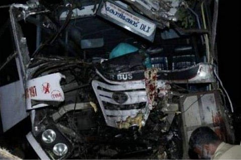 കൊച്ചി പാലാരിവട്ടത്ത് കെഎസ്ആർടിസി ബസ് മരത്തിലിടിച്ച് അപകടം:‌ ഡ്രൈവർ മരിച്ചു, 26 പേർക്ക് പരിക്ക്