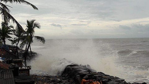 ന്യൂനമർദം ഇന്ന് ചുഴലിക്കാറ്റായി മാറും; കേരളത്തിൽ അതീവ ജാ​ഗ്രത
