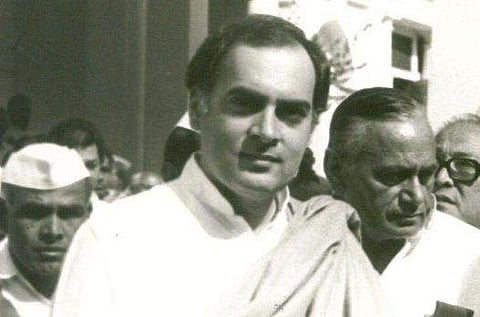 വാരാണസിയില്‍ രാജീവ് ഗാന്ധിയുടെ പ്രതിമയില്‍ കരിഓയില്‍ ഒഴിച്ചു; പാലൊഴിച്ച് ശുദ്ധീകരിച്ച് കോണ്‍ഗ്രസ് പ്രവര്‍ത്തകര്‍