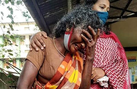 കണ്ണു തുറക്കു, എഴുന്നേറ്റു വരൂ മോനേ; നൊമ്പരക്കാഴ്ചയായി കണ്ണമ്മ; പന്ത്രണ്ടു വർഷം മുമ്പു വീടുവിട്ട മകനെ അവസാനമായി കണ്ട് അമ്മ- വിഡിയോ