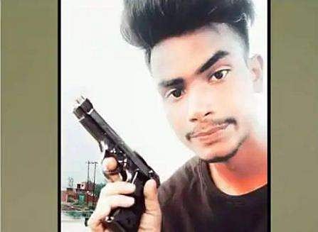 ഗുണ്ടാ സംഘം ഫെയ്‌സ്ബുക്കില്‍ പ്രചരിപ്പിച്ച ചിത്രം