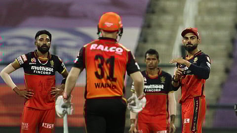 ബാറ്റില്‍ കൊണ്ടില്ലെന്ന് ഉറപ്പായിട്ടും ഔട്ട് വിളിച്ച് തേര്‍ഡ് അമ്പയര്‍; വാര്‍ണറുടെ പുറത്താവലിനെ ചൊല്ലി വിവാദം 