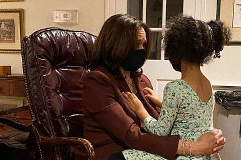 35-ാം വയസ്സിൽ നീയും യുഎസ് പ്രസിഡന്റാകും, കുഞ്ഞ് അമാരയെ സന്തോഷിപ്പിച്ച് കമല ഹാരിസ്; വൈറലായി വിഡിയോ 