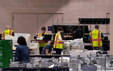 ചുരുട്ടി എറിഞ്ഞത് ബാലറ്റ് പേപ്പറോ? വീഡിയോ പുറത്തുവന്നതോടെ ജീവനക്കാരന്‍ ഒളിവില്‍