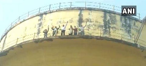 ഗുണ്ടകള്‍ സ്ഥലം തട്ടിയെടുക്കാന്‍ ശ്രമിക്കുന്നു; വീട്ടില്‍ അതിക്രമിച്ചു കയറി; വാട്ടര്‍ ടാങ്കിന് മുകളില്‍ കയറി ആത്മഹത്യ ഭീഷണി മുഴക്കി കുടുംബം (വീഡിയോ)