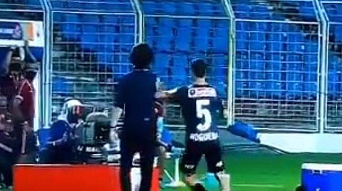 നോര്‍ത്ത് ഈസ്റ്റ് പരിശീലകനെ തള്ളിയിട്ട് എതിര്‍ താരം; കയ്യടിച്ച് ചിരിച്ച് എഫ്‌സി ഗോവ കോച്ച്; വിമര്‍ശനം 