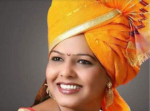 ഓവര്‍ടേക്ക് ചെയ്തതിന്റെ പേരില്‍ തര്‍ക്കം, കാറിന് കുറുകെ ബൈക്ക് നിര്‍ത്തി; എന്‍സിപി നേതാവായ 39കാരിയെ അക്രമിസംഘം കഴുത്തുമുറിച്ച് കൊന്നു