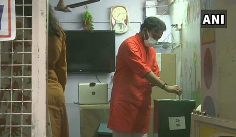 ഹൈദരാബാദ് മുനിസിപ്പല്‍ കോര്‍പ്പറേഷന്‍ വോട്ടെടുപ്പ് തുടങ്ങി ; ക്യൂ നിന്ന് വോട്ടുചെയ്ത് കേന്ദ്രമന്ത്രി