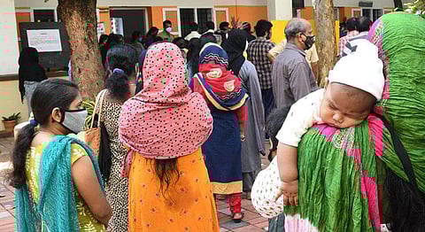 രണ്ടാംഘട്ട വോട്ടെടുപ്പില്‍ സമ്മതിദാന അവകാശം വിനിയോഗിക്കാനെത്തിയവര്‍