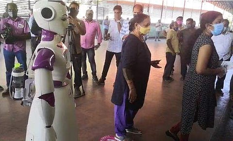 മാസ്‌ക് ധരിച്ച്, കൂട്ടം കൂടി നില്‍ക്കാതെ വോട്ട് ചെയ്യൂ; ഇവിടെ റോബോട്ടാണ് പരിശോധകന്‍! (വീഡിയോ)