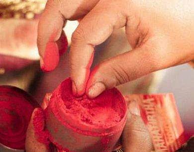 'ഒപ്പം വരണ്ട, മകളെ നോക്കി വീട്ടിൽ ഇരുന്നാൽ മതി' എന്ന് ഭർത്താവ്; 26കാരി സിന്ദൂരം കഴിച്ച് ആത്മഹത്യ ചെയ്തു