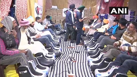 ഫൂട്ട് മസാജ് മെഷീനുകള്‍ ഉപയോഗിക്കുന്ന കര്‍ഷകര്‍/ എഎന്‍ഐ ചിത്രം