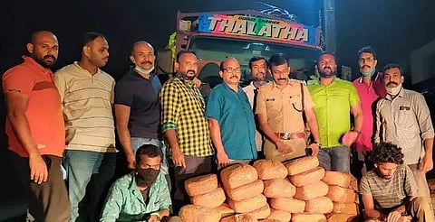 മുത്തങ്ങയില്‍ നിന്ന് പിടിയിലായ കഞ്ചാവ് കേസ് പ്രതികള്‍ എക്‌സൈസ് സംഘത്തോടൊപ്പം