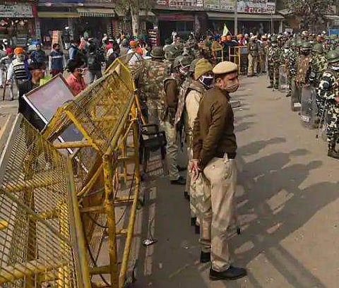 കര്‍ഷക സമരത്തില്‍ ആശങ്ക; സിംഘുവില്‍ ഡ്യൂട്ടിയിലുള്ള രണ്ട് പൊലീസ് ഉദ്യോഗസ്ഥര്‍ക്ക് കോവിഡ്