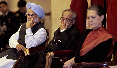 പ്രണബ് മുഖര്‍ജി മന്‍മോഹനും സോണിയക്കുമൊപ്പം / ഫയല്‍