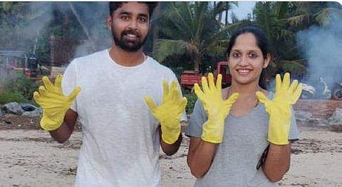 ഹണിമൂണ്‍ ഒഴിവാക്കി ബീച്ച് വൃത്തിയാക്കി മാതൃകയായ നവദമ്പതികള്‍/ ഫെയ്‌സ്ബുക്ക് ചിത്രം